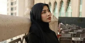 Mahalini Pamerkan Kecantikan Berhijab Saat Umrah, Pesonanya Jadi Sorotan (credit: instagram.com/rizkyfbian)