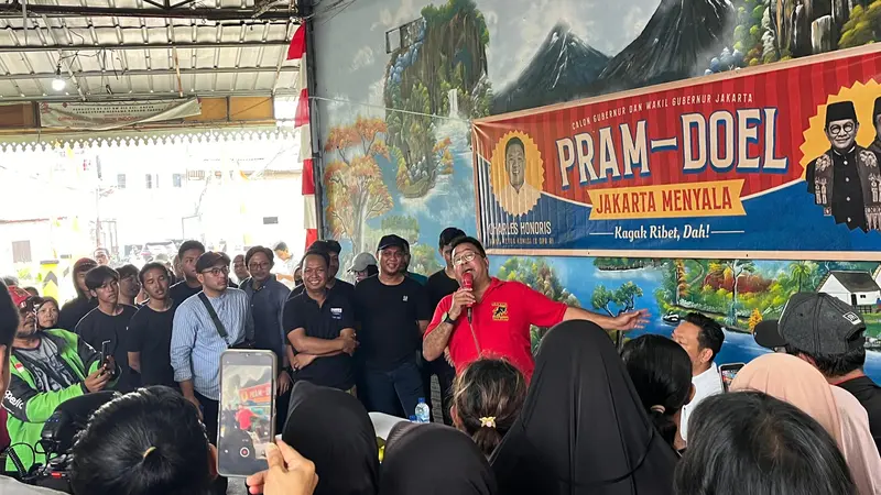 Bakal calon wakil gubernur Rano Karno alias Si Doel menyapa warga di Kapuk, Cengkareng, Jakarta Barat, Sabtu (7/9/2024).