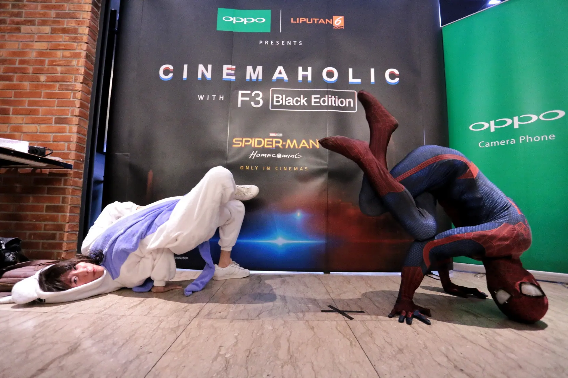 Meskipun ini yang kesempatan ke dua nya menyaksikan film ini, antusias Gigi sangat tinggi untuk menontonnya. Terlebih kali ini sang kekasih, Yudhistira, datang bersamanya dengan mengenakan kostum Spider-Man. (Adrian Putra/Bintang.com)