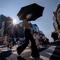 Gelombang panas semakin intens dan sering terjadi di seluruh dunia akibat perubahan iklim. Tampak dalam foto, Orang-orang menyeberang jalan di Tokyo pada 4 Agustus 2025. (Kazuhiro NOGI/AFP)