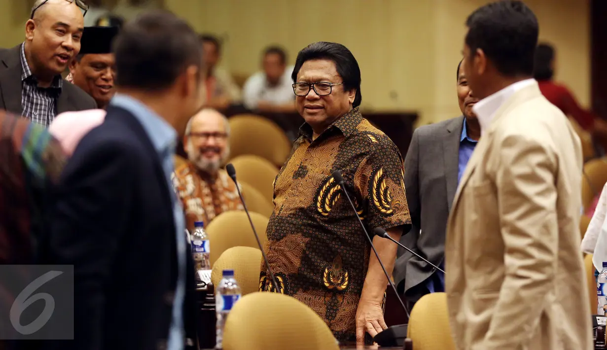 Ketua DPD RI terpilih Oesman Sapta Odang menghadiri Rapat Paripurna lanjutan penetapan pimpinan baru DPD di Komplek Parlemen, Senayan, Jakarta, Selasa (4/4). Oesman menunggu pelantikan resmi dirinya sebagai Ketua DPD nanti malam (Liputan6.com/Johan Tallo)