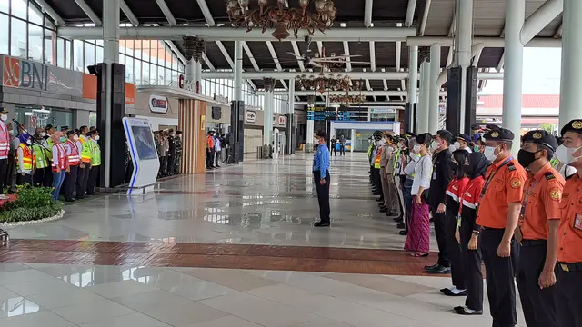 Menteri Perhubungan Budi Karya Sumardi pimpin Apel Gelar Pasukan Angkutan Lebaran 2022 di Terminal 1 Bandara Internasional Soekarno Hatta, Minggu (24/4/2022).
