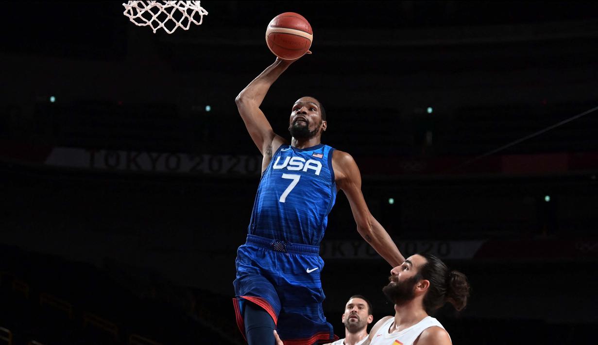 Pemain basket asal Amerika Serika Kevin Wayne Durant melewati pemain Spanyol Ricard Rubio dalam pertandingan bola basket perempat final putra pada Olimpiade Tokyo 2020 di Saitama Super Arena, Jepang, Selasa (3/8/2021). (Foto: AFP/Aris Mesinis)