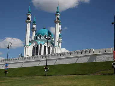 Salah satu masjid terbesar di Eropa bernama Kul Sharif yang terletak di Kazan, Rusia. Masjid Kul Sharif yang didominasi warna putih dan biru laut ini dibangun pada tahun 1996 dan selesai pada 2005 lalu. (AP Photo/Thanassis Stavrakis)