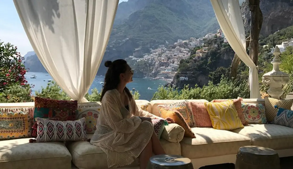 Selain menghadiri undangan pernikahan rekannya di Italia, di waktu yang bersamaan, sang kekasih Luna juga sedang berulang tahun. Hal itu terlihat dari postingan pemeran film film The Doll 2. (Instagram/lunamaya)
