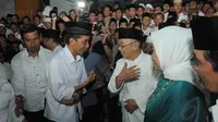 Tampak para santri berusaha mengabadikan pertemuan Jokowi dengan pimpinan Pondok Pesantren Tebu Ireng (Liputan6.com/Herman Zakharia)