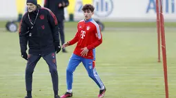 Thomas Tuchel memimpin sesi latihan pertamanya sebagai pelatih Bayern Munchen menjelang laga bertajuk Der Klassiker melawan Borussia Dortmund. (MICHAELA REHLE / AFP)