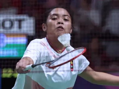Tunggal putri Indonesia, Gregoria Mariska Tunjung mengembalikan kok ke arah pemain India, Pusarla V Sindhu di babak 16 besar Bulutangkis Tunggal Putri Asian Games 2018 di Istora Kompleks GBK, Jakarta, Sabtu (25/8). (Liputan6.com/Helmi Fithriansyah)