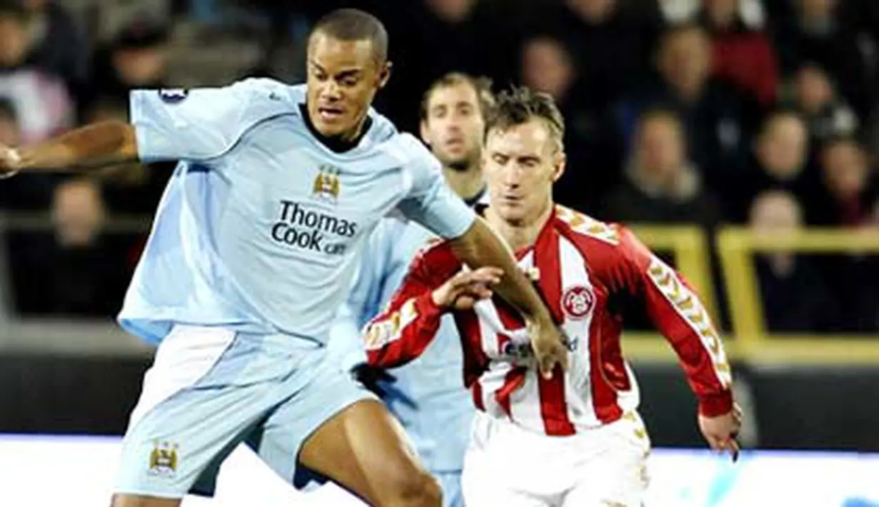 Manchester City&#039;s Vincent Kompany (L) vies with Aalborg BK&#039;s Andreas Johansson (R) during their UEFA Cup round of 16 second leg soccer match on March 19, 2009 in Aalborg, Denmark. AFP Photo / Scanpix /Henning Bagger