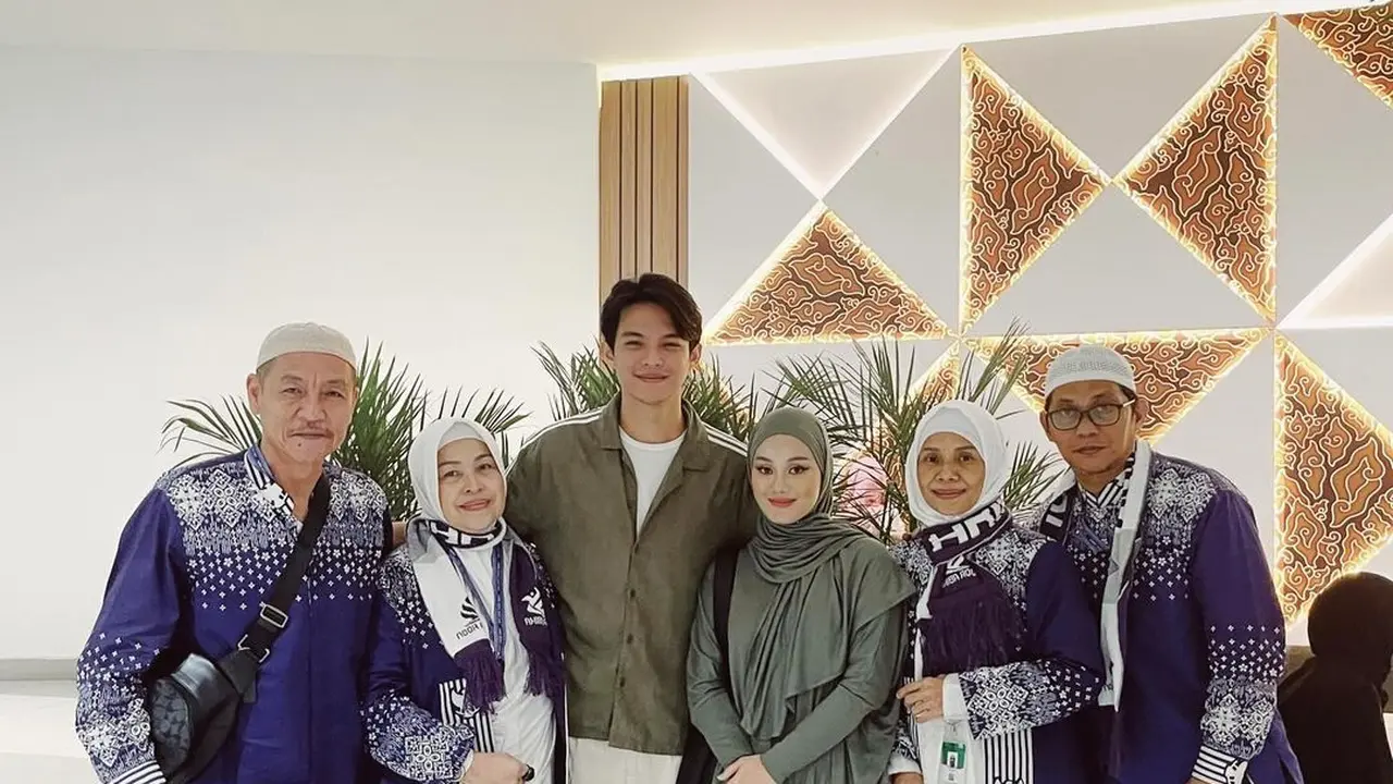 Potret Rey Mbayang dan Dinda Hauw antar orang tua pergi haji (Sumber: Instagram/@rey_mbayang)
