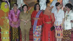 Acara ini juga dihadiri Megawati Soekarno Putri. istri Wapres JK, Mufidah Jusuf Kalla, Menteri PPA Yohana Susana Yembise, istri gubernur NTB, Erika Masdih dan Veronica Tan, Jakarta, Rabu (19/11/2014). (Liputan6.com/Herman Zakharia)