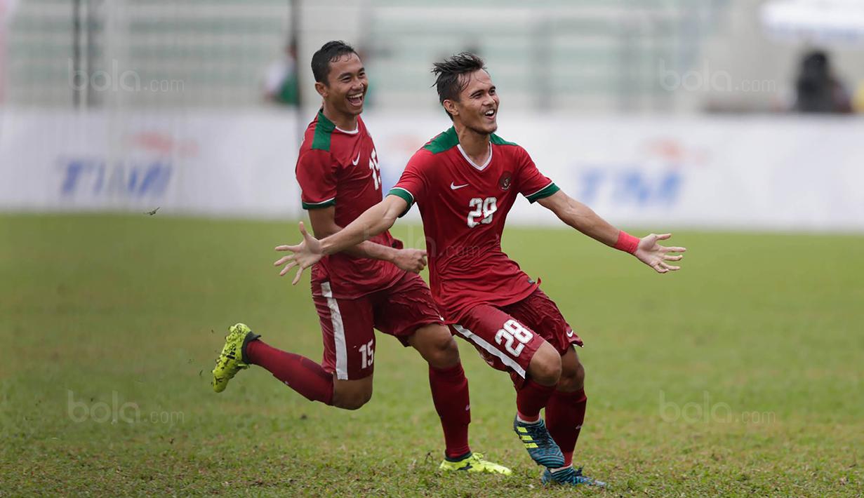Pemain Indonesia, Rezaldi Hehanusa mencetak gol indah saat tembakannya menembus pertahanan Myanmar pada Laga Sea Games 2017 di Stadion MPS, Selangor, Selasa (29/8/2017). Indonesia menang 3-1 atas Myanmar. (Bola.com/Vitalis Yogi Trisna)