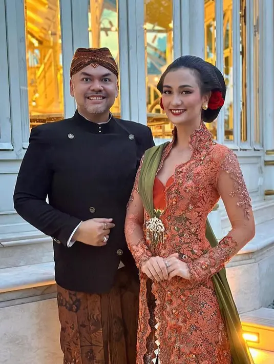 Melengkapi penampilannya, Atiqah cukup mengenakan anting-anting subeng keemasan. Tanpa aksesori kalung atau yang lainnya. [@atiqahhasiholan]