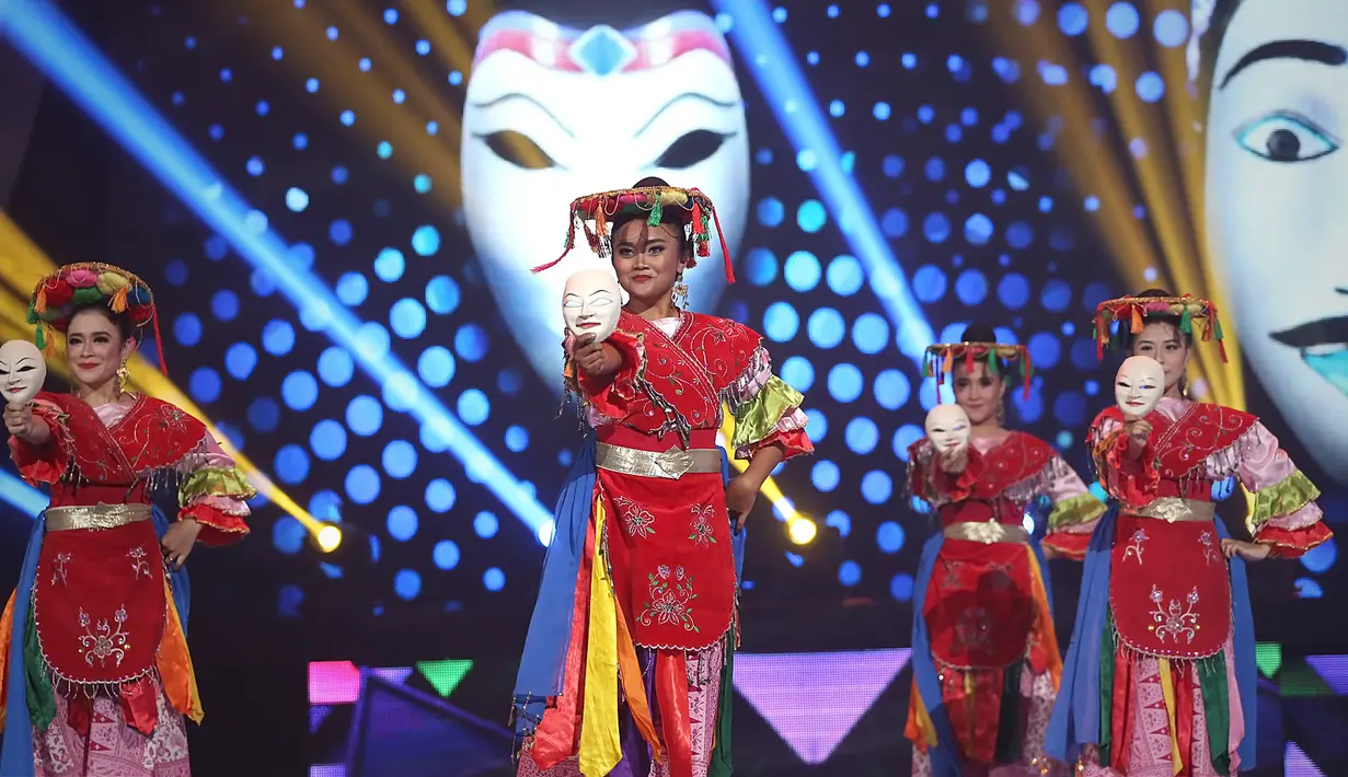 Di penampilan keduanya, Agnez membawakan lagu yang berjudul “Hide and Seek”. Agnez yang selalu tampil dengan iringan penari latarnya, kali ini memberikan suguhan berbeda dengan menghadirkan Tari Topeng Betawi. (Bambang E.Ros/Bintang.com)