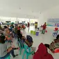 Warga Salok Baru, Kelurahan Kariangau, Balikpapan Barat saat diberikan pelatihan pembuatan eco enzyme dan kompos oleh Ketua Bank Sampah Kota Hijau Balikpapan. (Liputan6.com/Apriyanto)