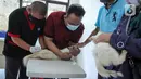 Petugas menyuntikkan vaksin antirabies kepada seekor kucing di Pusat Kesehatan Hewan (Puskeswan) Kota Tangerang, Banten, Rabu (3/3/2021). Sebanyak 500 hewan mendapat vaksin antirabies yang diberikan oleh Pemerintah Kota Tangerang melalui Dinas Ketahanan Pangan. (Liputan6.com/Angga Yuniar)