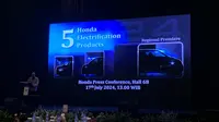 Yulian Karfili, Public Relations Manager Honda Prospect Motors menunjukkan siluet 3 model elektrifikasi di antara 5 model yang akan Honda boyong ke GIIAS 2024. (Liputan6.com/Khizbulloh Huda)