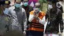 Gubernur Riau 2014-2019 Annas Maamun (keempat kiri) sesaat sebelum rilis penahanan di Gedung KPK, Jakarta, Rabu (30/3/2022). KPK resmi menahan Annas Maamun atas dugaan menyuap Ketua DPRD Riau 2009-2014, Johar Firdaus terkait pergeseran dan perubahan anggaran proyek. (Liputan6.com/Helmi Fithriansyah)