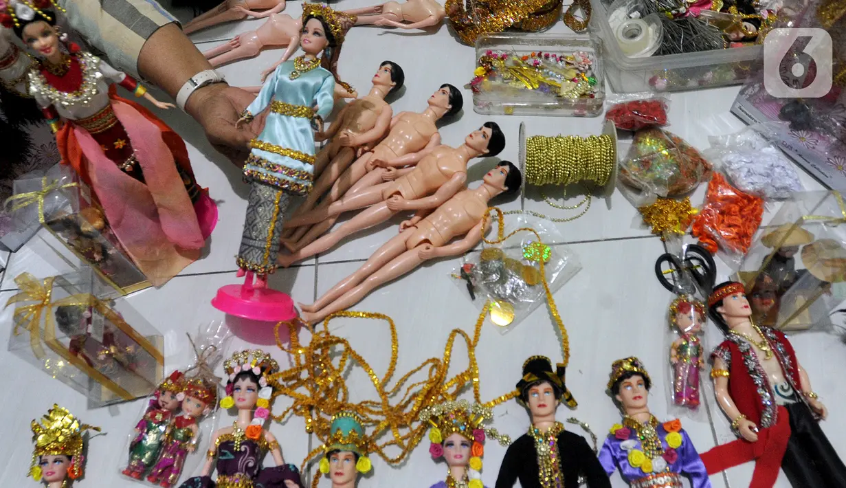 Ibu rumah tangga menyelesaikan pembuatan boneka adat Indonesia di Ammie Dolls, Kawasan Depok, Kamis (13/08/2020). UMKM binaan Pertamina ini sebelum masa pandemi mampu menghasilkan 200 pasang boneka tiap bulannya dengan harga antara 135 ribu hingga Rp 200 ribu per pasang. (merdeka.com/Arie Basuki)