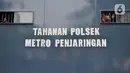 Tersangka melihat keluar dari dalam mobil tahanan saat dihadirkan dalam rilis hasil Operasi Sikat Jaya 2019 di Mapolda Metro Jaya, Jakarta, Senin (25/11/2019). Pelaku kejahatan tersebut ditangkap dari berbagai kasus. (merdeka.com/Iqbal Nugroho)