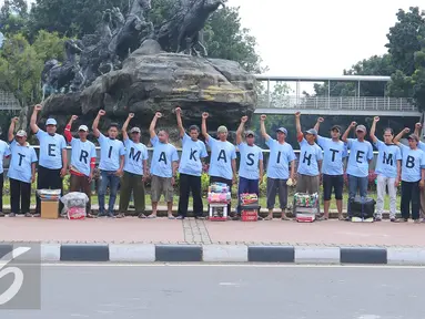 Komunitas Kretek melakukan aksi damai Terimakasih tembakau di Jakarta, Selasa (31/50). Dalam aksi tersebut mereka melakukan penolakan terhadap hari tanpa tembakau sedunia yang jatuh pada tagl 31 mei. (Liputan6.com/Angga Yuniar)