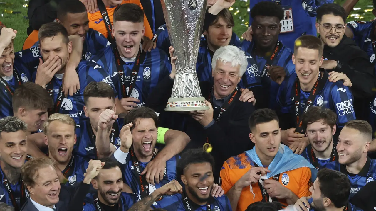 Tawa Riang Atalanta Angkat Trofi Liga Europa