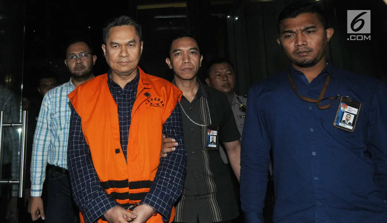 Direktur Keuangan PT Angkasa Pura (AP) II Andra Y Agussalam mengenakan rompi tahanan usai menjalani pemeriksaan pasca OTT di Gedung KPK, Jakarta, Jumat (2/8/2019). Andra Y Agussalam ditahan di Rutan K4 Cabang KPK terkait kasus dugaan suap proyek pengadaan BHS. (merdeka.com/Dwi Narwoko)
