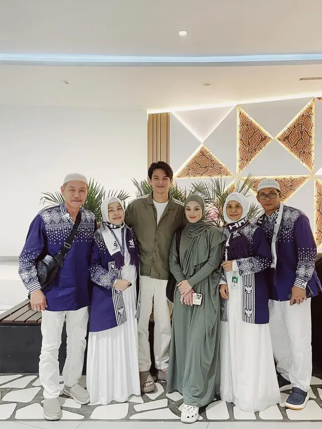 Potret Rey Mbayang dan Dinda Hauw antar orang tua pergi haji (Sumber: Instagram/@rey_mbayang)