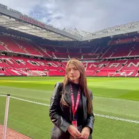 Hal itu juga terlihat dari gaya kompak Cassandra Lee  bersama sang suami, Ryuken Lie saat mengunjungi Old Trafford, stadion ikonik milik Manchester United FC. [@cassandraslee].