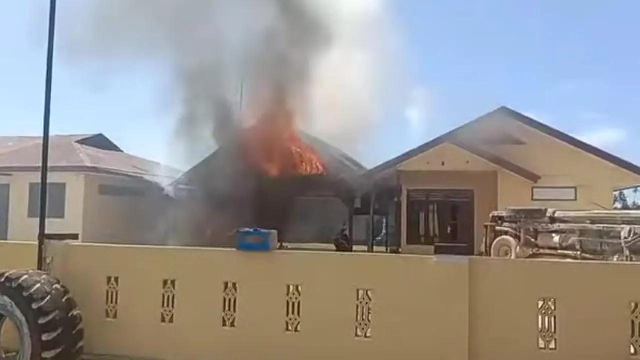Kantor Polsek Muara Batang Gadis dibakar warga pada Sabtu (20/12/2025).