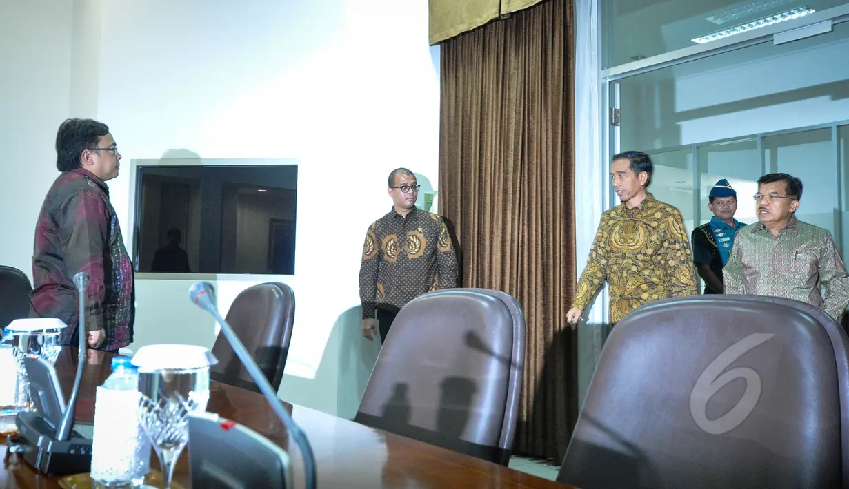 Presiden Joko Widodo ditemani Wapres Jusuf Kalla saat tiba di rapat terbatas  terkait Formulasi Nilai Jual Objek Pajak (NJOP) dan Pajak Bumi dan Bangunan di Istana Kepresidenan, Jakarta, Rabu (1/4/2015). (Liputan6.com/Faizal Fanani)