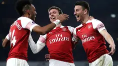 Bek Arsenal, Laurent Koscielny (kanan) berselebrasi setelah mencetak gol ke gawang Bournemouth pada laga lanjutan Liga Inggris, 2018-19 pekan ke-28 di Emirates Stadium, Rabu (27/2). The Gunners sukses menghantam Bournemouth 5-1. (Adam Davy/PA via AP)