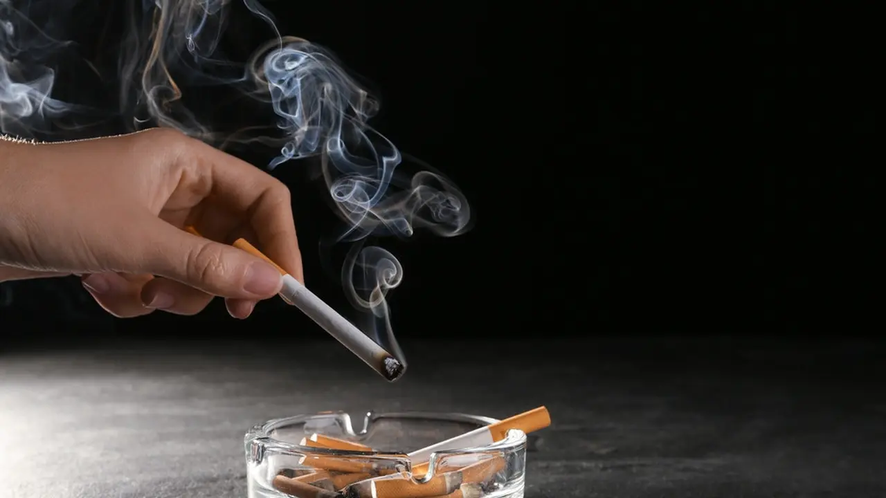 Rokok.