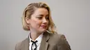 Aktris Amber Heard tiba di ruang sidang setelah istirahat di Fairfax County Circuit Courthouse, Fairfax, Virginia, Amerika Serikat, 23 Mei 2022. Pada tahun 2016 wajah Amber Heard dianalisis dalam sebuah gambar dan Dr Julian De Silva dari Harley Street menemukan wajahnya memiliki skor kesempurnaan tinggi, yakni sebesar 91,85 persen. (Steve Helber/POOL/AFP)
