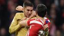 Ferran Torres dan Stefan Savic terlibat perkelahian saat duel panas Atletico Madrid melawan Barcelona pada laga pekan ke-16 Liga Spanyol 2022/2023 yang berlangsung di Stadion Wanda Metropolitano, Madrid, Senin (9/1/2023) dini hari WIB. (AFP/Thomas Coex)