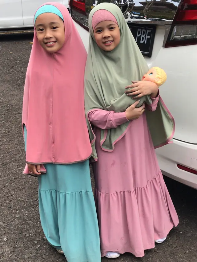 6 Potret Gemas Safeea Anak Mulan Jamela Pakai Hijab, Dipuji Cantik