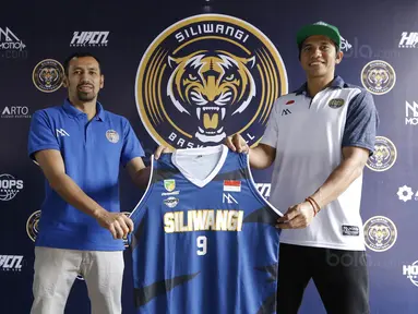 Pelatih Siliwangi Bandung, Ali Budimansyah, bersama kapten Fadlan menunjukan jersey baru di Bandung, Kamis (30/11/2017). Siliwangi Bandung mengenalkan skuad baru untuk menyongsong kompetisi IBL musim depan. (Bola.com/M Iqbal Ichsan)