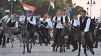 Para peserta berpartisipasi dalam kompetisi balap keledai tradisional ke-53 di Tribunj, Kroasia  (29/8/2020). (Xinhua/Pixsell/Hrvoje Jelavic)