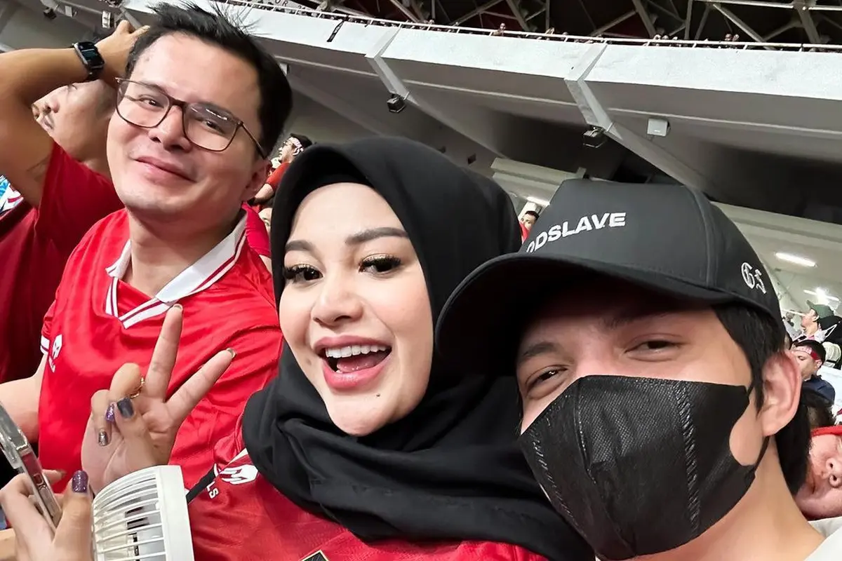 Kemesraan Atta Halilintar dan Aurel Hermansyah nonton bola di Stadion GBK.