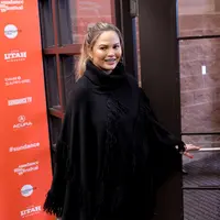 Chrissy Teigen dibullyy oleh netizen karena pamer perut buncitnya di Instagram. Mereka menganggap perut istri Joh Legend ini terlalu besar. (NICHOLAS HUNT / GETTY IMAGES NORTH AMERICA / AFP)