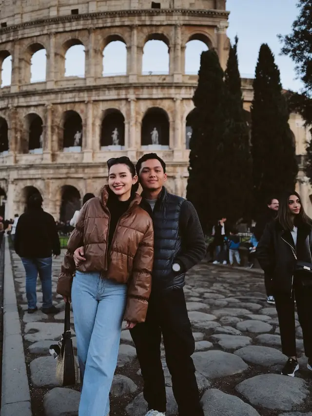 Sarah Menzel Tampil Berkerudung Saat Liburan di Paris, Warganet Doakan Agar Segera Mualaf