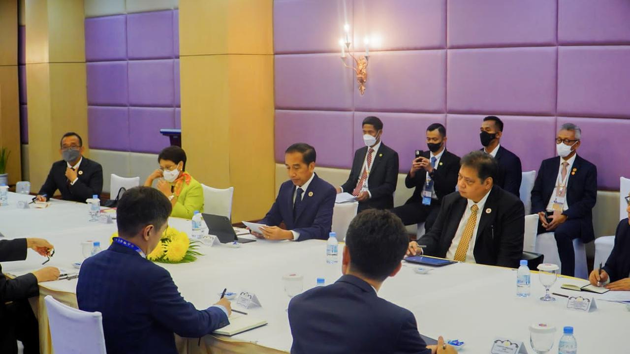 Presiden Joko Widodo saat mengawali pertemuan dengan Presiden ADB Masatsugu Asakawa di Phnom Penh, Kamboja, Kamis (10/11/2022).