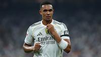 Bek Real Madrid asal Inggris #12, Trent Alexander-Arnold, terlihat dalam pertandingan sepak bola Liga Spanyol antara Real Madrid CF dan CA Osasuna di Stadion Santiago Bernabeu, Madrid, pada Rabu (20-8-2025) dini hari WIB. (Thomas COEX/AFP)