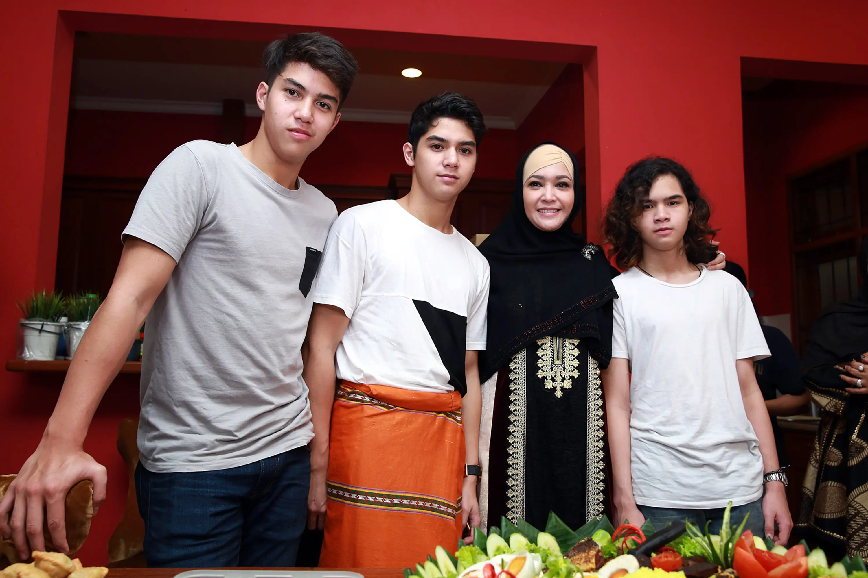 Maia Estianty bersama Al Ghazali, El Rumi, dan Dul Jaelani (Deki Prayoga/Bintang.com)