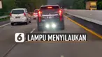 Pengendara mobil merekam sebuah mobil yang menggunakan lampu sorot putih saat melintas di dalam tol. Hal itu membuat silau pengendara mobil yang berada di belakangnya.