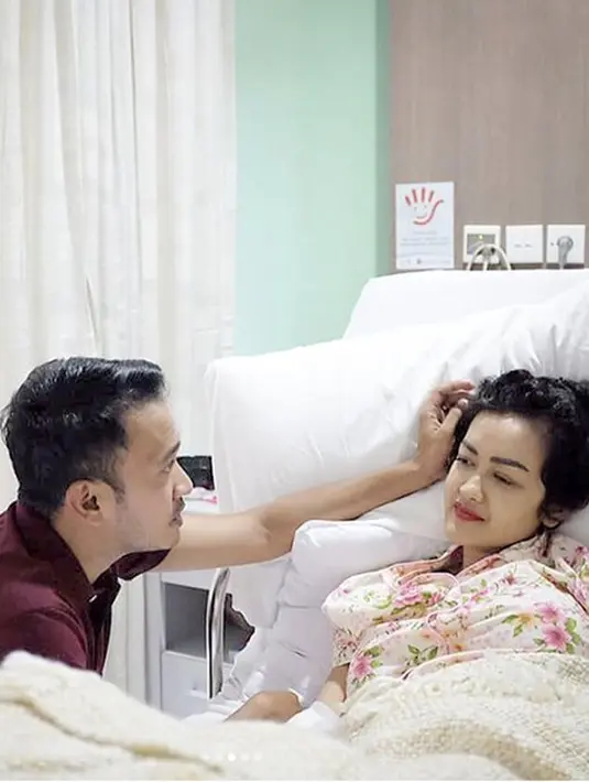 "Rasa sakit yang dia rasain luar biasa. Saat ditelepon nangis-nangis, ya saya melow jadi ikutan nangis. Saya ga ngerasain kondisi dia kan," tutur suami Sarwendah, ditemui di kawasan Otista, Jakarta Timur, Selasa (14/3/2017). (Instagram/juliaperrezz)