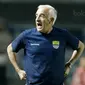 Pelatih Persib, Mario Gomez, memberikan arahan kepada anak asuhnya saat pertandingan melawan PSM pada laga Piala Presiden di Stadion GBLA, Bandung, Jumat (26/1/2018). Persib takluk 0-1 dari PSM. (Bola.com/M Iqbal Ichsan)