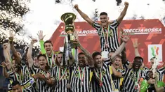 Bek Juventus, Danilo memegang trofi saat para pemain Juventus merayakan kemenangan di Final Piala Italia melawan Atalanta di stadion Olimpico, Roma, 15 Mei 2024. (Filippo MONTEFORTE/AFP)