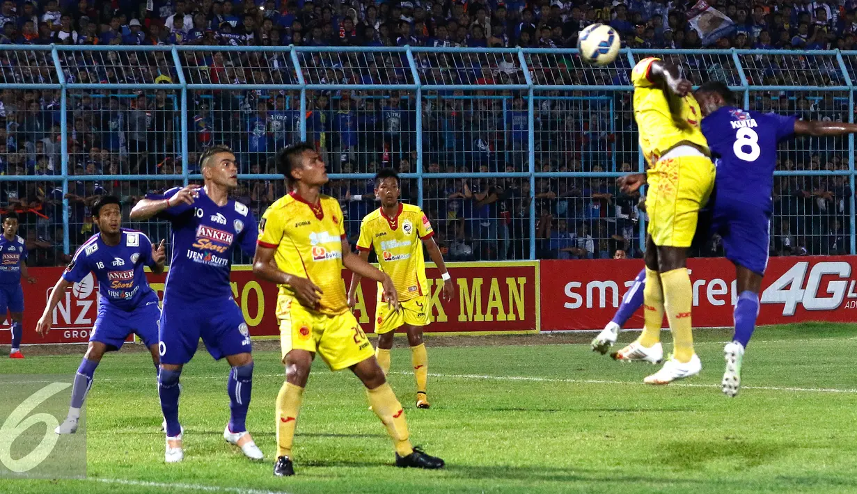 Duel udara terjadi saat laga Sriwijaya FC melawan Arema Cronus di Piala Presiden 2015, Malang, Sabtu (3/10/2015). Pertandingan berakhir imbang dengan skor 1-1. (Liputan6.com/Yoppy Renato)