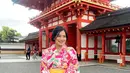 Titi Kamal tampil dengan kimono merah ketika berlibur ke Jepang. Titi Kamal tampil cantik dengan kimono merah dan obi kuning. [Foto: Instagram/titi_kamall]